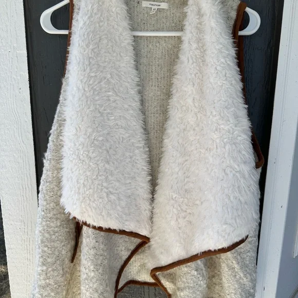 Maurices Cream and Gray Faux Fur Vest - Picture 1 of 2